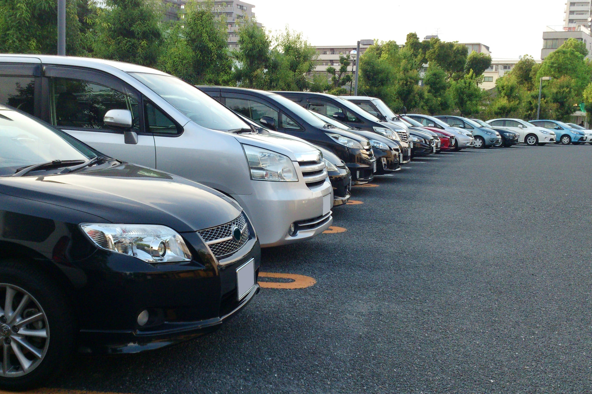 駐車場で車を傷つけられた場合の対処方法は 弁護士保険ステーション